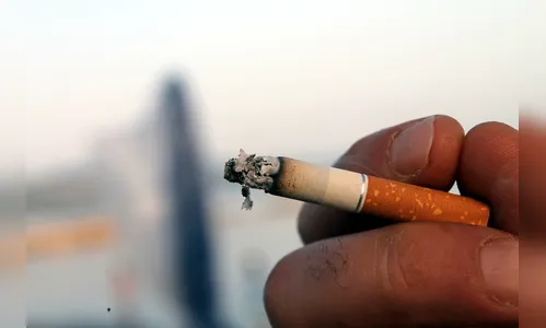 Polícia prende mãe que abandonou filhos pequenos chorando em casa para comprar cigarros