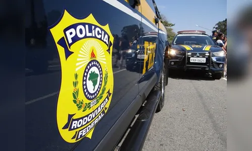 PRF recupera carro roubado, apreende 84 kg de maconha e prende motorista após perseguição; veja vídeo