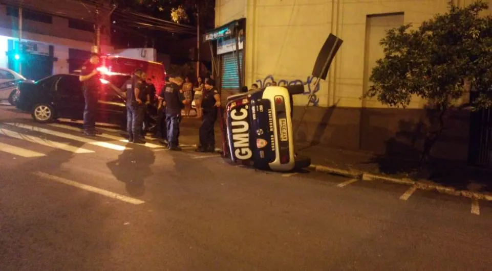 Viatura da Guarda Municipal tombou após colisão com outro carro e 3 pessoas ficaram feridas - Foto: Colaboração Miro Silva/ Rede Massa