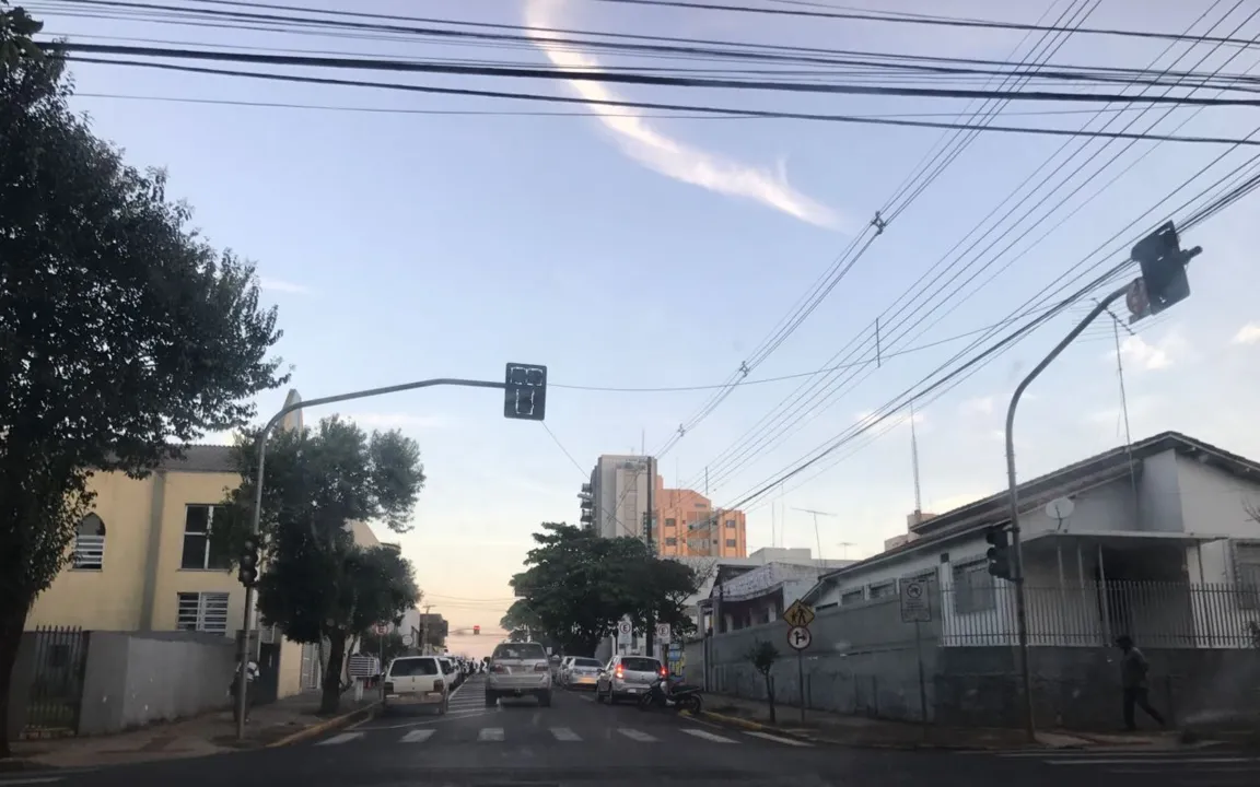 Um semáforo localizado no cruzamento da Avenida Munhoz da Rocha​com a Avenida Munhoz da Rocha, no centro de Apucarana, parou de funcionar - Foto: TNONLINE