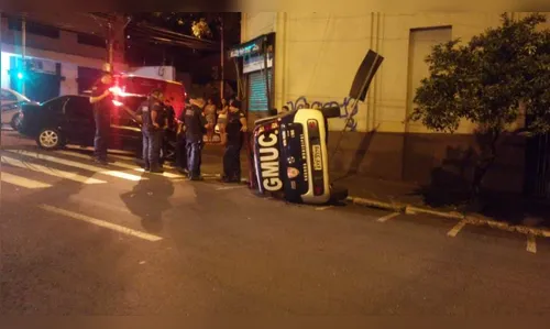 Viatura da Guarda Municipal tomba após colisão com outro carro e 3 pessoas ficam feridas