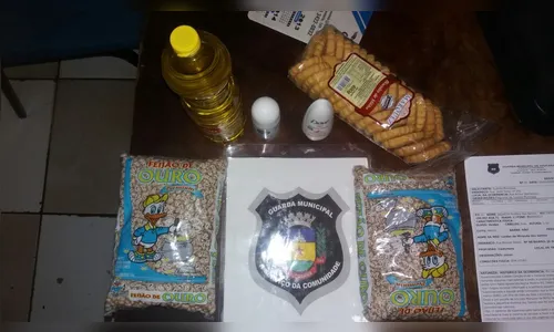 Mulher é presa após esconder produtos de supermercado e tentar sair sem pagar