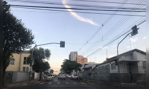 Problema em semáforo no centro de Apucarana gera risco no trânsito 