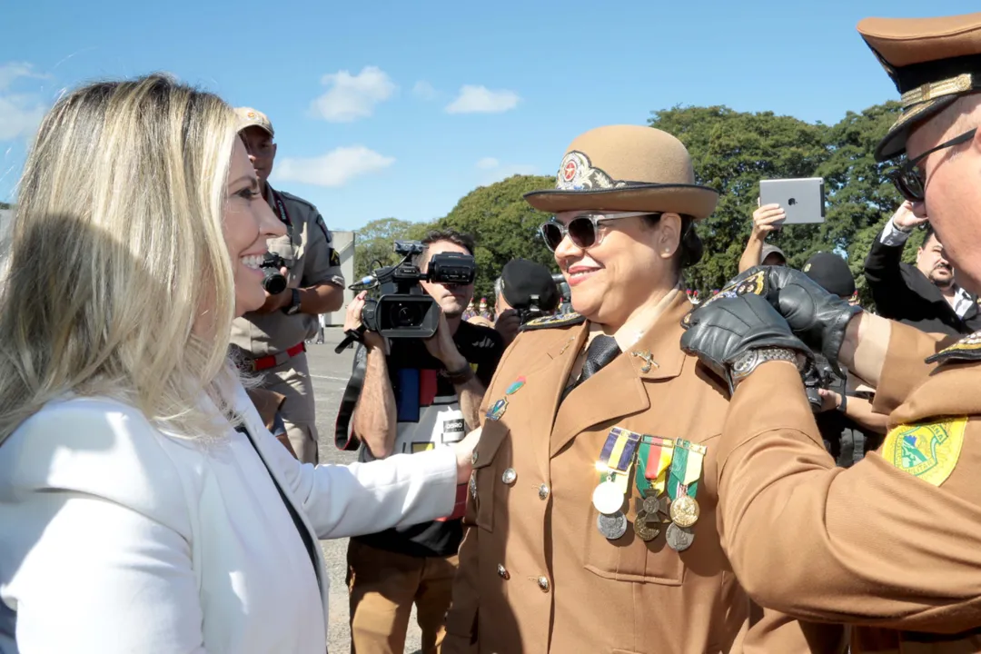 Cida dá posse à primeira mulher no comando-geral da PM do Paraná