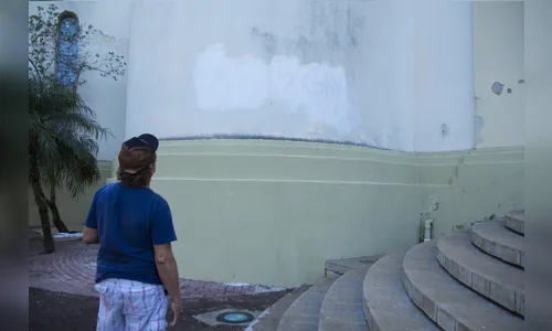 Catedral de Apucarana é pichada por vândalos: 
