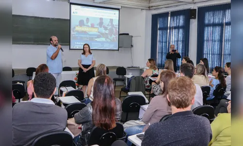 Apucarana sedia encontro estadual de redatores curriculares