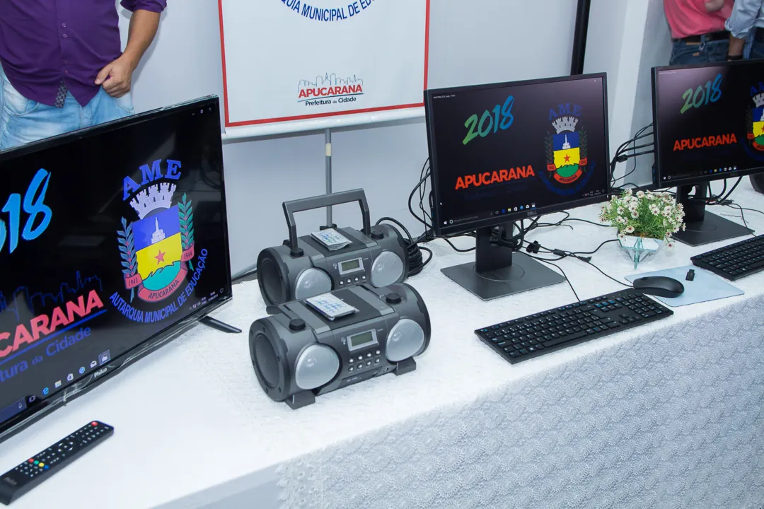 Escolas e CMEIs de Apucarana recebem mais 200 Tvs de led, 160 computadores e utensílios de cozinha novos avaliados em R$ 1.293 mil - Foto: TNONLINE