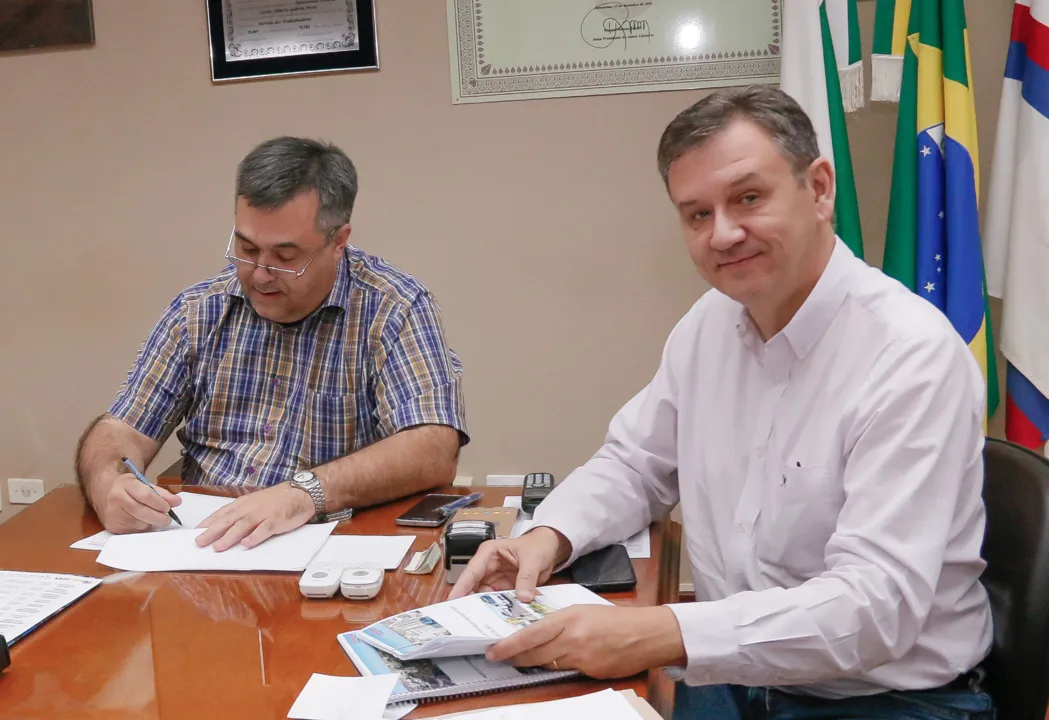 O prefeito de Apucarana, Beto Preto (PSD), assinou nesta quinta-feira (12/04), em seu gabinete, o projeto de Lei Municipal nº 013/2018, que dispõe sobre a Lei de Diretrizes Orçamentárias  - Foto: Divulgação