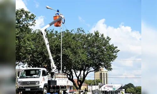 Postes de iluminação pública são instalados próximo à Rodoviária