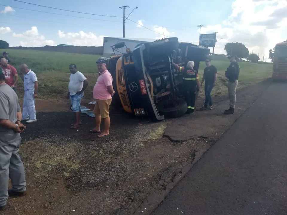 Caminhão tombou após colisão (Foto: Colaboração/WhatsApp)