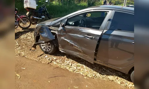 Motociclista e garupa ficam feridos em colisão com carro