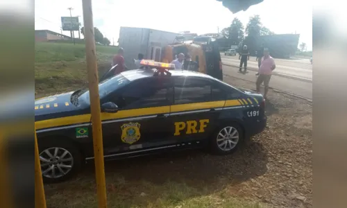 
							Caminhão tomba após colidir com outro veículo em Apucarana
						
						