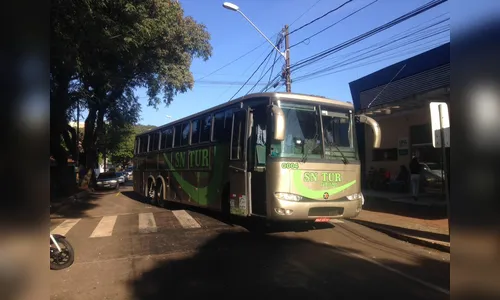 Ônibus de turismo enrosca em travessia elevada e via é bloqueada