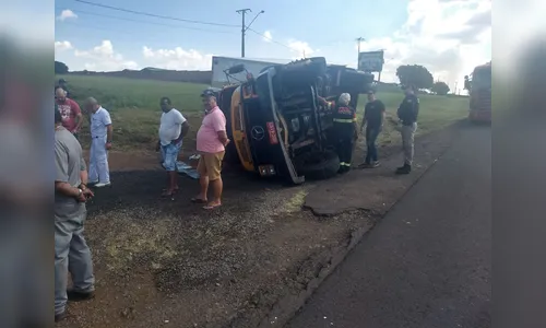 Caminhão tomba após colidir com outro veículo em Apucarana