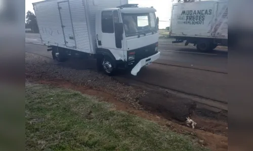 
							Caminhão tomba após colidir com outro veículo em Apucarana
						
						