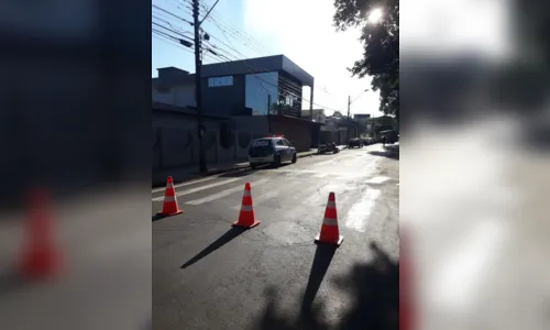 
							Ônibus de turismo enrosca em travessia elevada e via é bloqueada
						
						