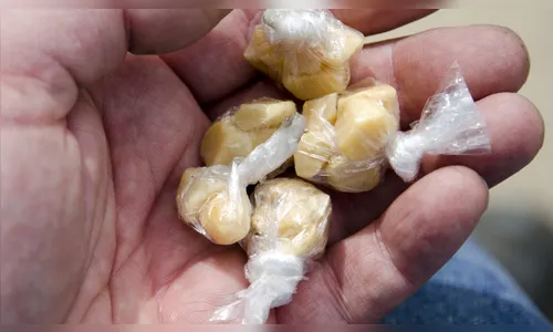 Mulher é presa com pedras de crack escondidas no sutiã