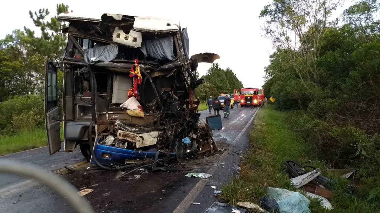 Ônibus e caminhão colidiram frontalmente na PR-151 - Foto: André Salamucha/RPC