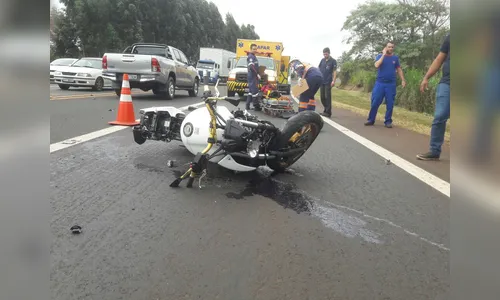 Motociclista fica ferido após acidente com caminhão na PR-444