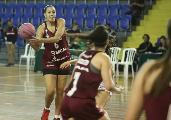 A equipe feminina de basquete de Ponta Grossa faz boa campanha no Paranaense - Foto: Divulgação