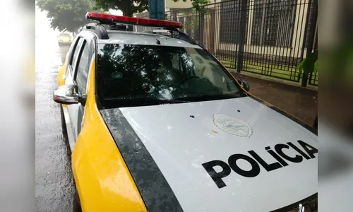 Casal é vítima de assalto à mão armada na porta de casa