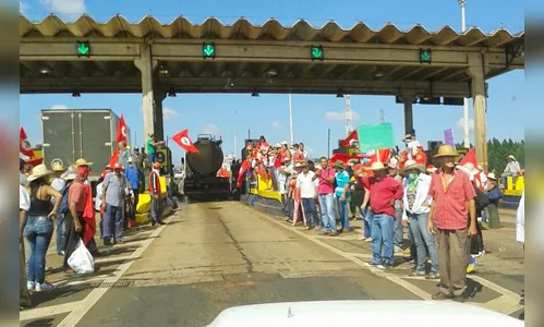 Sem-terra liberam cancelas em seis praças de pedágio e ocupam rodovias do Paraná