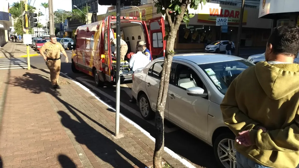 Mulher atropelada no centro de Apucarana foi socorrida por Bombeiros - Foto: TNONLINE