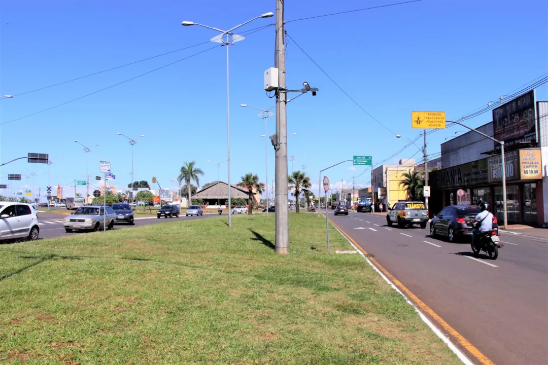 Seis câmeras de monitoramento de veículos foram instaladas nas Avenidas Gaturamo e Rouxinol, em Arapongas.