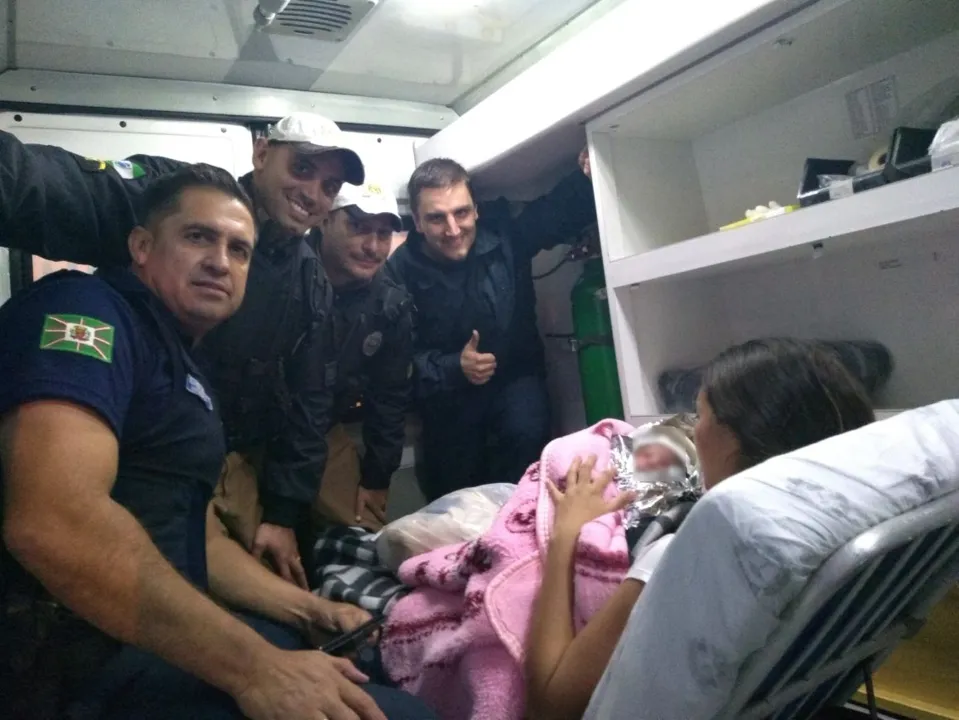 Guardas municipais, policiais militares e socorristas que ajudaram no parto - Foto: Reprodução/Colaboração/Banda B
