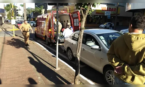 Mulher de 77 anos é atropelada por automóvel no centro de Apucarana