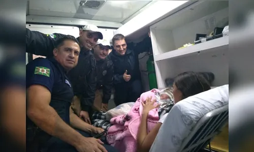 PMs e guardas municipais fazem parto de bebê que nasceu próximo a bloqueio da PF