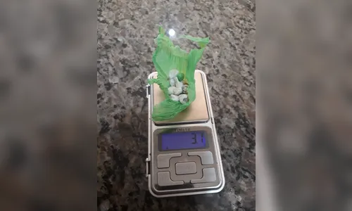 PM prende casal com drogas em praça perto de colégio público na área central