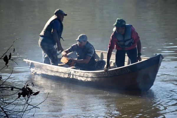 Pescadores devem percorrer 60 km do Rio Ivaí recolhendo lixo e entulho (Foto: TNOnline)