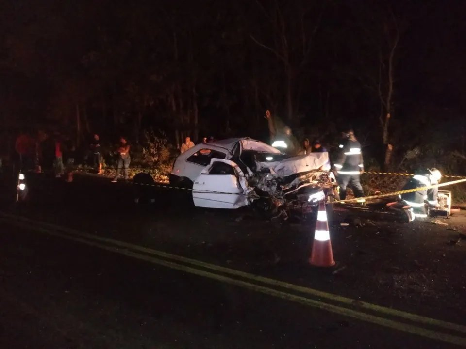 Motorista e passageiro de carro morreram em acidente no município de Siqueira Campos - Foto: PRE/Divulgação