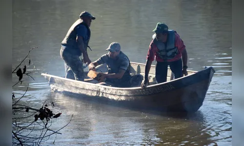 Pescadores fazem arrastão de limpeza no Rio Ivaí
