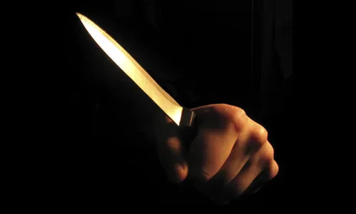 Armado com faca, ladrão assalta mulher em ponto de ônibus