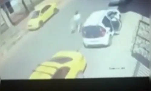 Criança sai correndo de perto de carro e é atropelada na frente da mãe; veja vídeo
