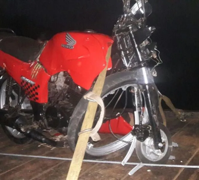 Moto ficou destruída após acidente em Apucarana, - Foto: Sérgio Rodrigo