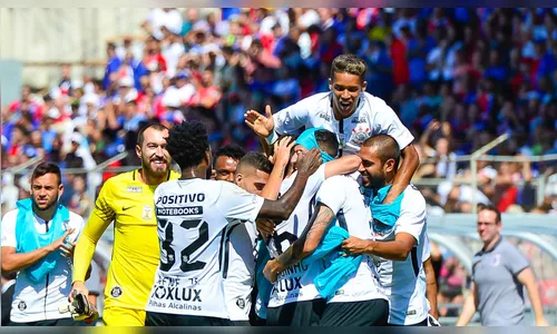 Corinthians goleia o Paraná na Vila Capanema e fica no topo da tabela