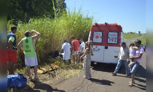 Moça de Cambira fica gravemente ferida e é entubada após cair de moto com o marido