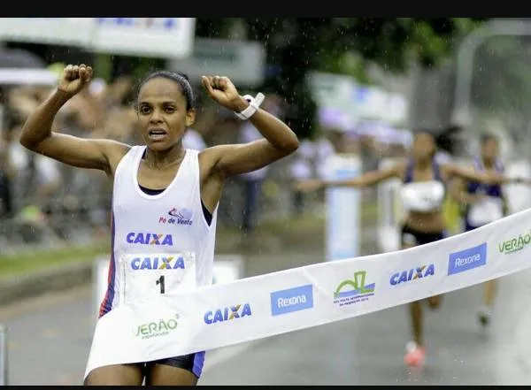 A paranaense Joziane Cardoso foi a primeira colocada na Corrida Rústica Tiradentes em Maringá - Foto: Divulgação