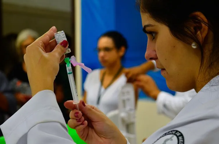 A dose protege contra os três subtipos do vírus da gripe. (FOTO - Arquivo Agência Brasil)