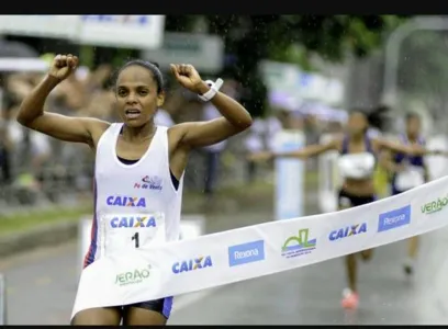 A paranaense Joziane Cardoso foi a primeira colocada na Corrida Rústica Tiradentes em Maringá - Foto: Divulgação