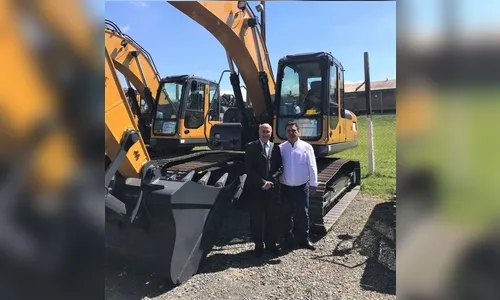 Arapongas recebe escavadeira hidráulica