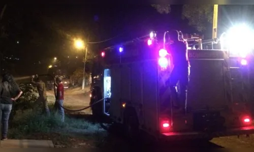 
							Queimada ao lado de residências exige trabalho rápido dos Bombeiros 
						
						