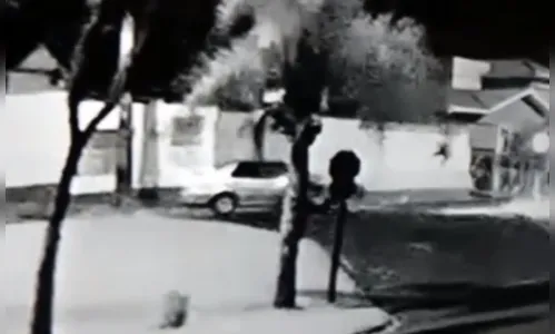 Motociclista ‘voa’ por 15 metros ao colidir com carro; veja vídeo