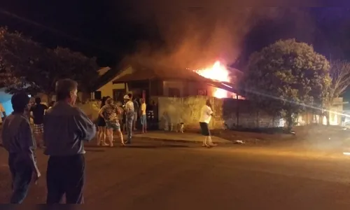 Bombeiros combatem incêndio em residência na cidade de Cambira