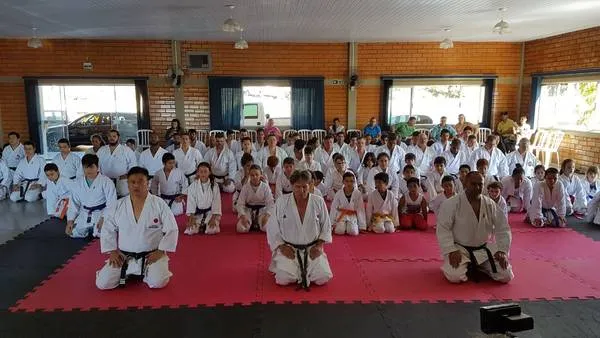 O professor Tadeu Machado esteve ministrando um curso de karatê em Apucarana - Foto: Divulgação