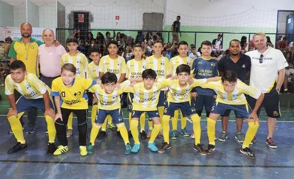 O time "B" de futsal do Colégio Objetivo foi campeão na fase municipal dos JEP´s em Ivaiporã - Foto: Divulgação
