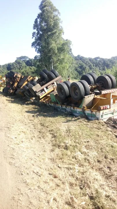 Bitrem tomba na Serra do Cadeado e motorista fica ferido